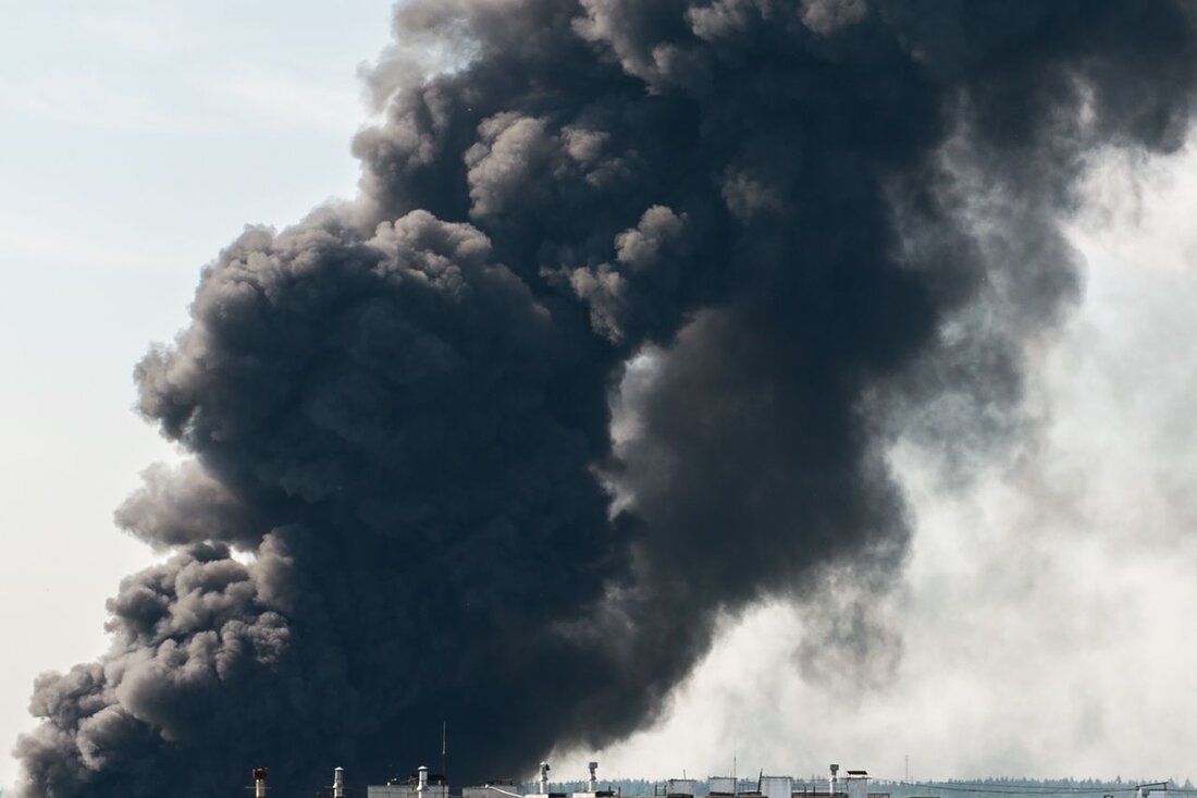 Verheerender Brand in Bresegard, Ludwigslust-Parchim: Rund 10.000 Hühner verenden, Kritik an Tierschutz und Brandschutzmaßnahmen.